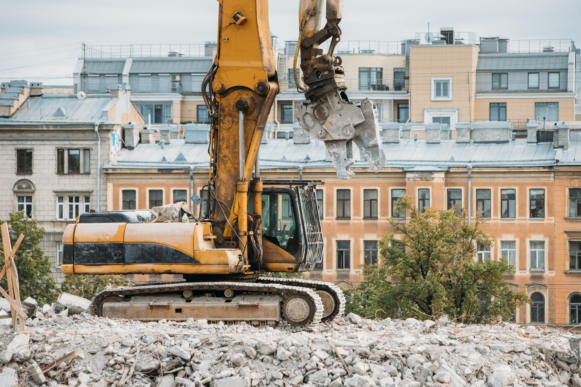 Demolition of building with excavator-destroyer for high-altitude work